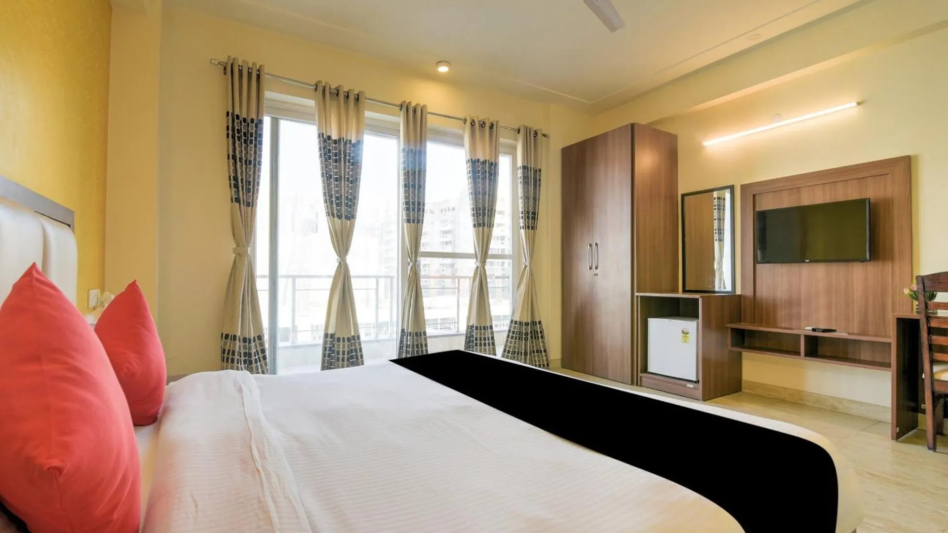 *** Hotel Collection O Sappire Inn Near Appu Ghar Gurgaon India